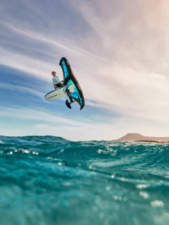 Compositing photo d'un rider de wing-foil au-dessus de la mer, réalisé sur Photoshop