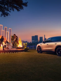 Compositing publicitaire d'un SUV et d'une scène de concert au coucher de soleil, réalisé sur Photoshop et avec l'IA
